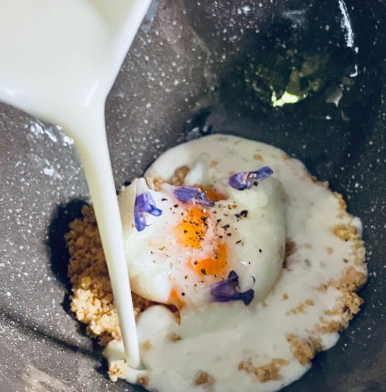 Uovo affogato e caprino liquido