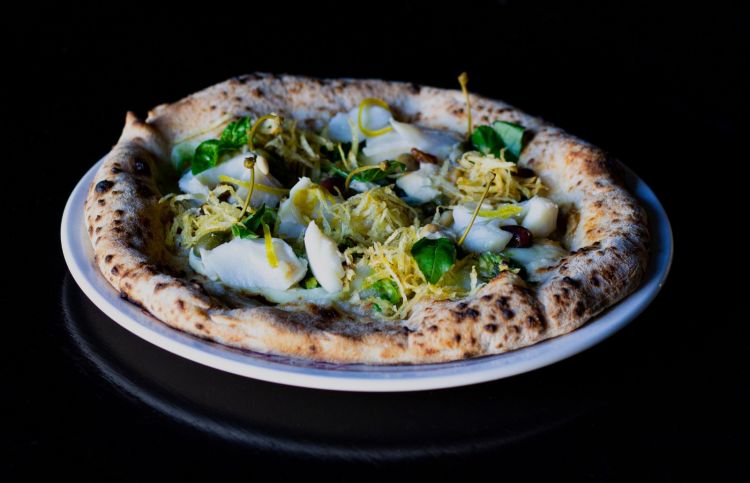Summer Light, premiata come migliore pizza dell’anno 2022 Gambero Rosso, con baccalà, provola, cocunci, humus di ceci, rostì di patate e zest di limone
