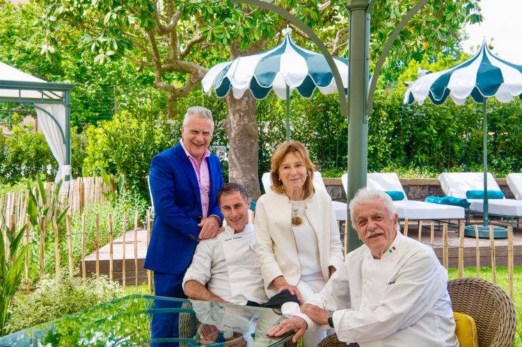 La famiglia Iaccarino del Don Alfonso 1890, da destra, Alfonso e la moglie Livia, insieme ai figli Ernesto e Mario Iaccarino, quarta generazione di una dinastia dell’ospitalità italiana