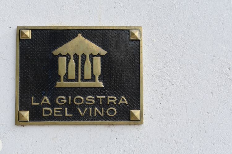 Il logo della cantina di Franceschini che si divide tra tre Paesi e due emisferi: Italia, Slovenia e Argentina. Giuseppe non smette un attimo di girare
