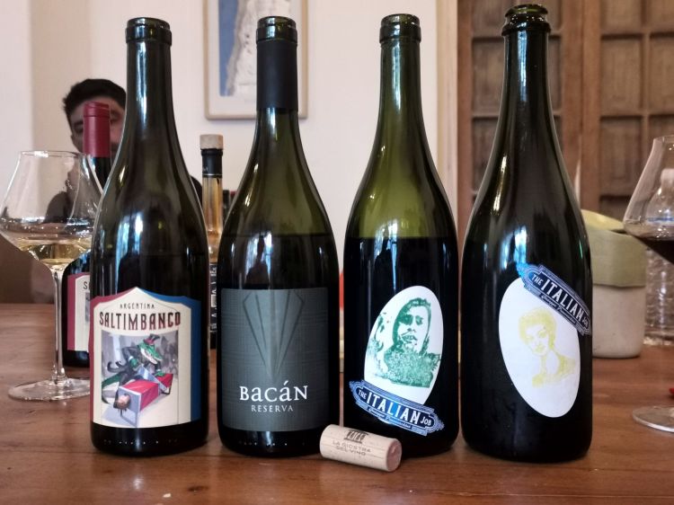 Alcuni tra i vini che Franceschini produce a Mendoza. La Giostra del Vino in Argentina conta cinque linee di vino per il momento: Sparring, Puercovin Puercospin, Bacán, Saltimbanco, Italian Job
