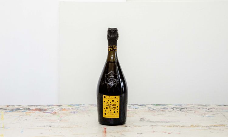 Una bottiglia elegante creata dall'artista gia