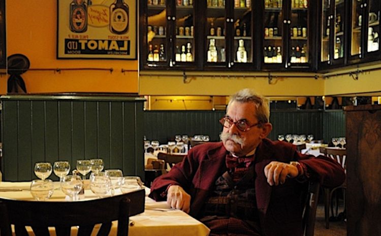 Italo Manca seduto a un tavolo del suo locale, la Libera in via Palermo
