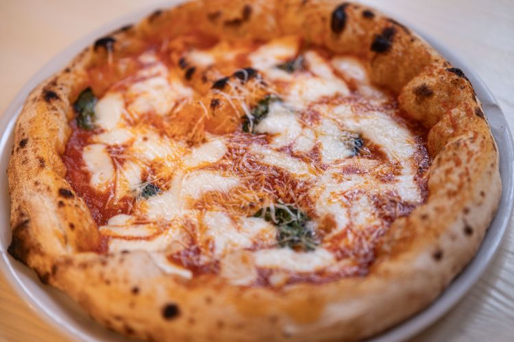 La Margherita di Endrit con quattro pomodori, provola, pecorino, olio evo, basilico