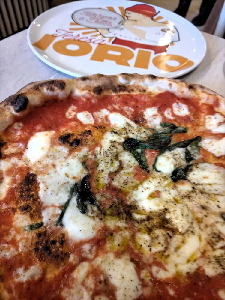 La Margherita di Teresa servita nel nuovo locale in via Foria n.185
