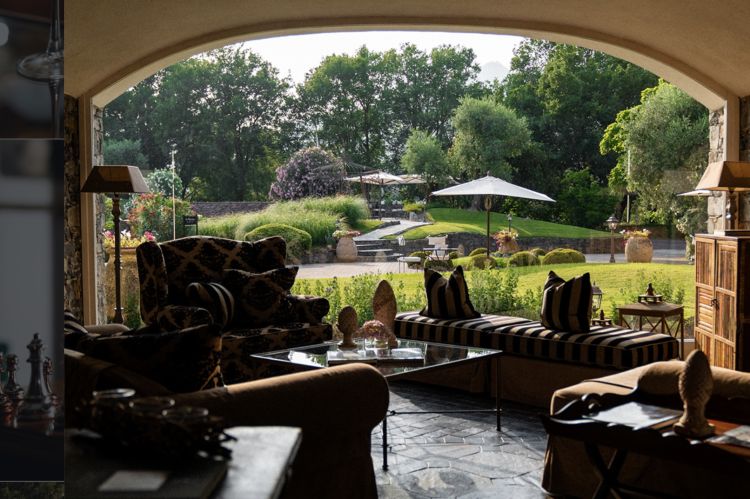 La natura là fuori dalla hall de La Meridiana di Garlenda (Savona)