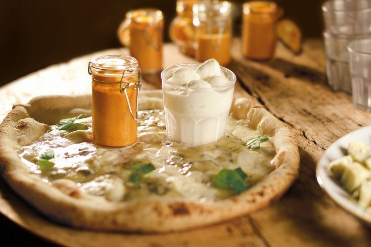 Una delle pizze de La Piedigrotta, tra gli otto lo