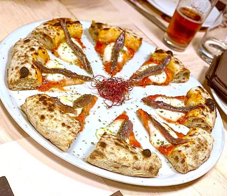 Pizza a fermentazione spontanea con pomodoro San Marzano, burrata, acciughe di Girolamo Balistreri e origano fresco

