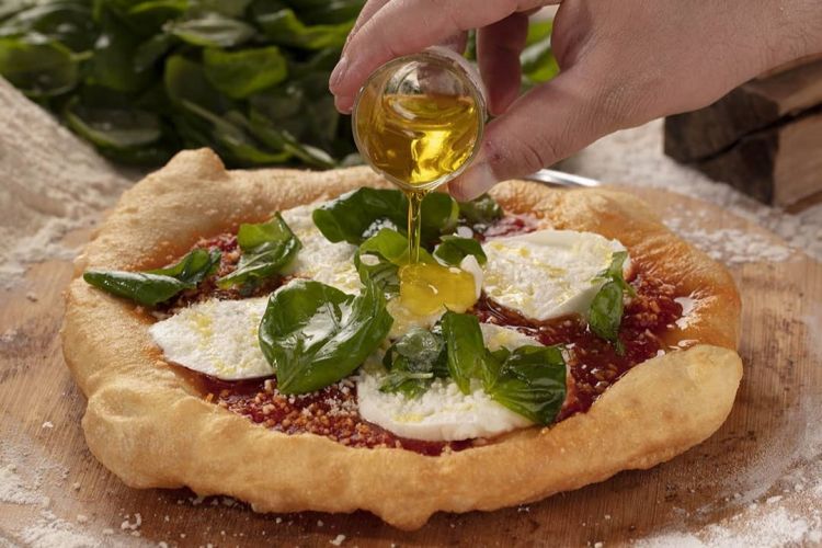 La Montanara Classica (fritta e al forno) di 10 Diego Vitagliano: pomodoro San Marzano dell’Agro-Nocerino Sarnese DOP, mozzarella di bufala casertana DOP, Grana Padano, basilico liscio