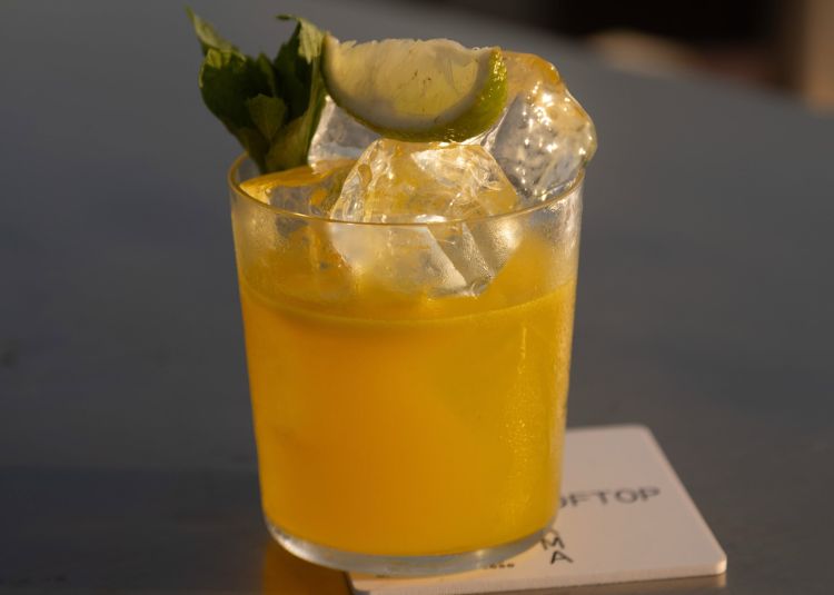 In terrazza è possibile sorseggiare un buon cocktail sin dall'ora dell'aperitivo