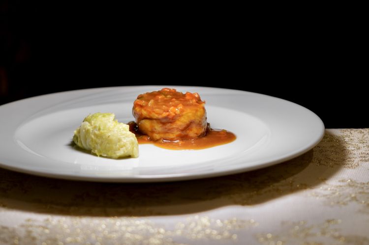 La regina del cortile: torcione di faraona ripieno di foie gras d&rsquo;anatra, fondo al Verduzzo e brunoise di verdure, verza stufata
