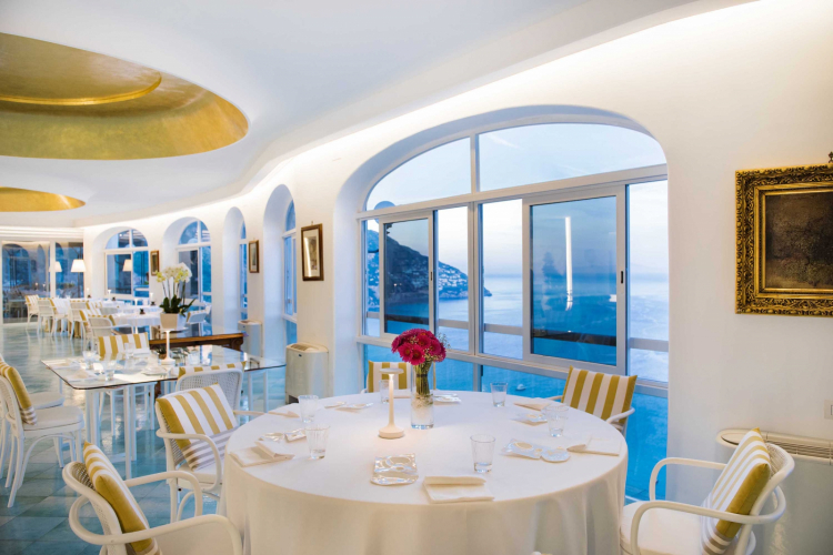 La bella sala interna del ristorante La Serra