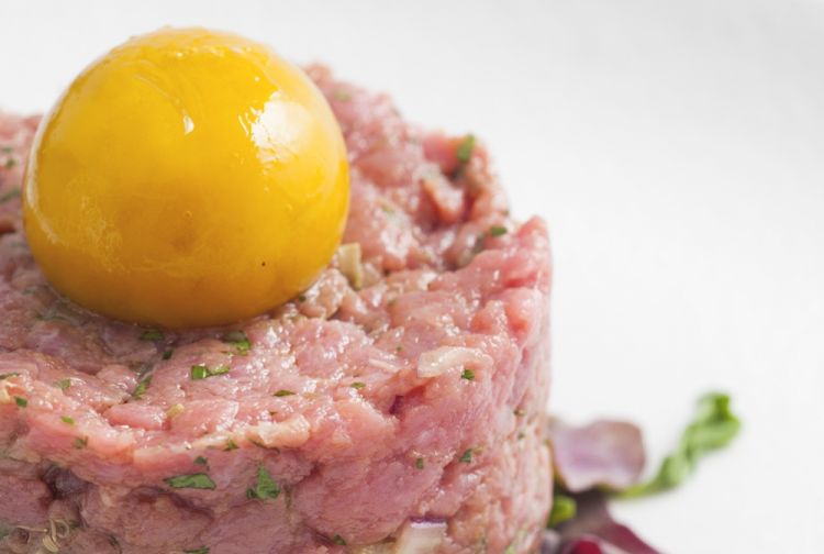 La Solita Tartare: battuta di manzo a coltello condita con cipolla rossa, prezzemolo, cappero, Worcestershire, Tabasco e “l'insolito tuorlo d'uovo”
