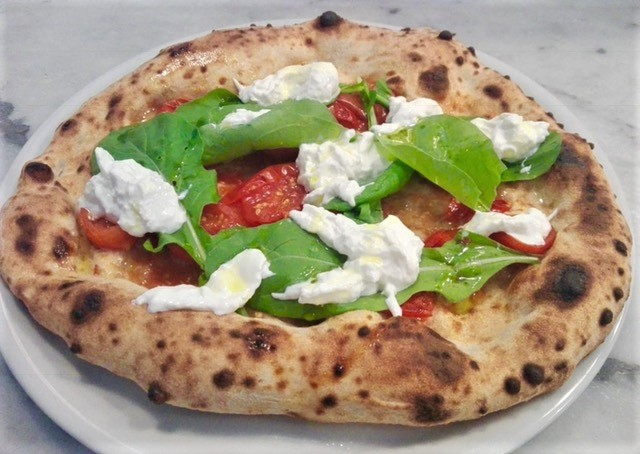 La Speciale, con pomodorino del Piennolo del Vesuvio a pacchetelle, burrata pugliese e rucola