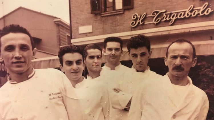 La brigata davanti al ristorante