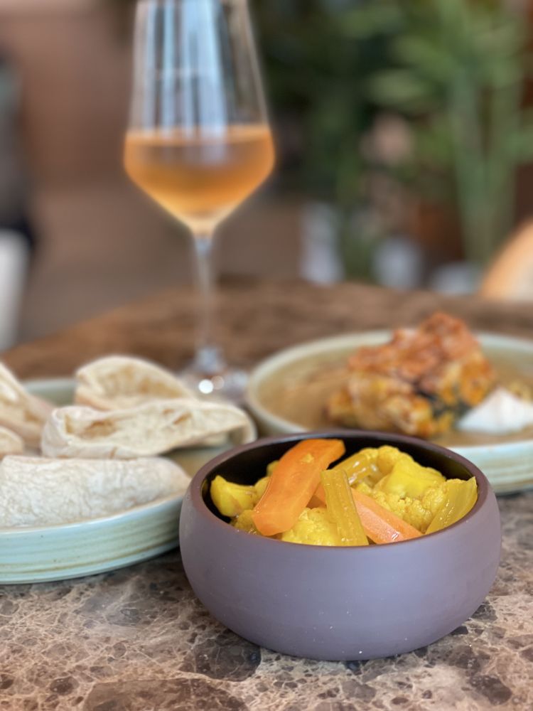 Giardiniera al curry e pane arabo