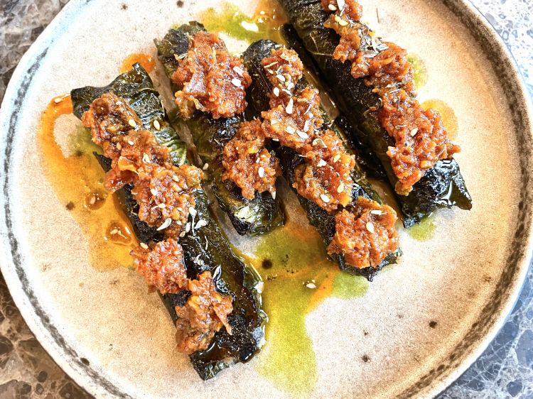 Sarde in foglia di vite e pomodoro speziato