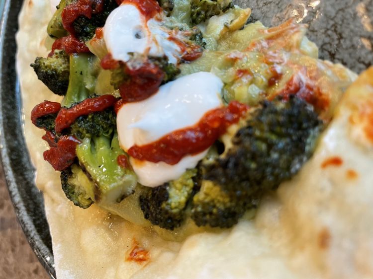 Lafa, broccolo arrosto, crema di broccolo, labneh, harissa, limone sotto sale