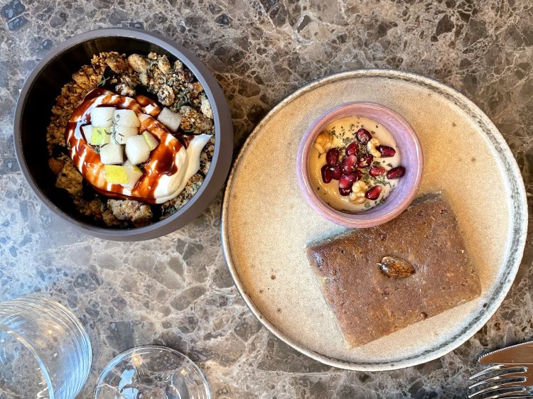 A sinistra, Crema di mascarpone e yogurt, pera coscia e crumble di frutta secca; a destra, Torta al fieno greco
