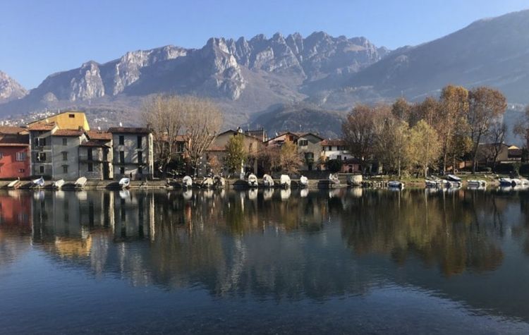 Uno scorcio del Lago di Garlate (Lecco) e dei mont