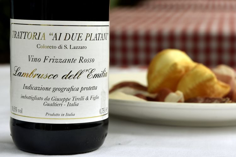 Lambrusco, salumi e gnocco fritto al Ai Due Platani di Parma