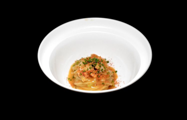 Lamian all’astice: spaghetti di grano tirati a mano, saltati con ragù di astice sfumati con vino di riso cinese, zenzero ed erba cipollina