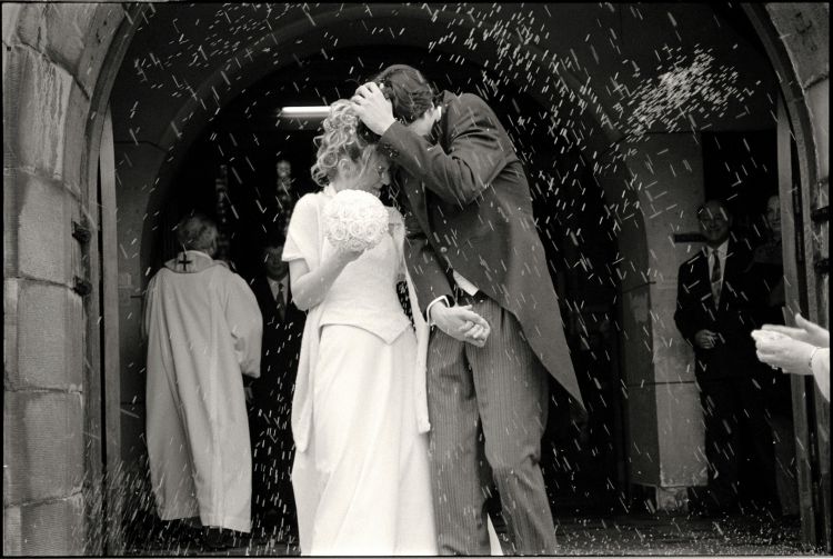 Lancio del riso per il matrimonio (foto di Emmanuel Codden, Pexels)
