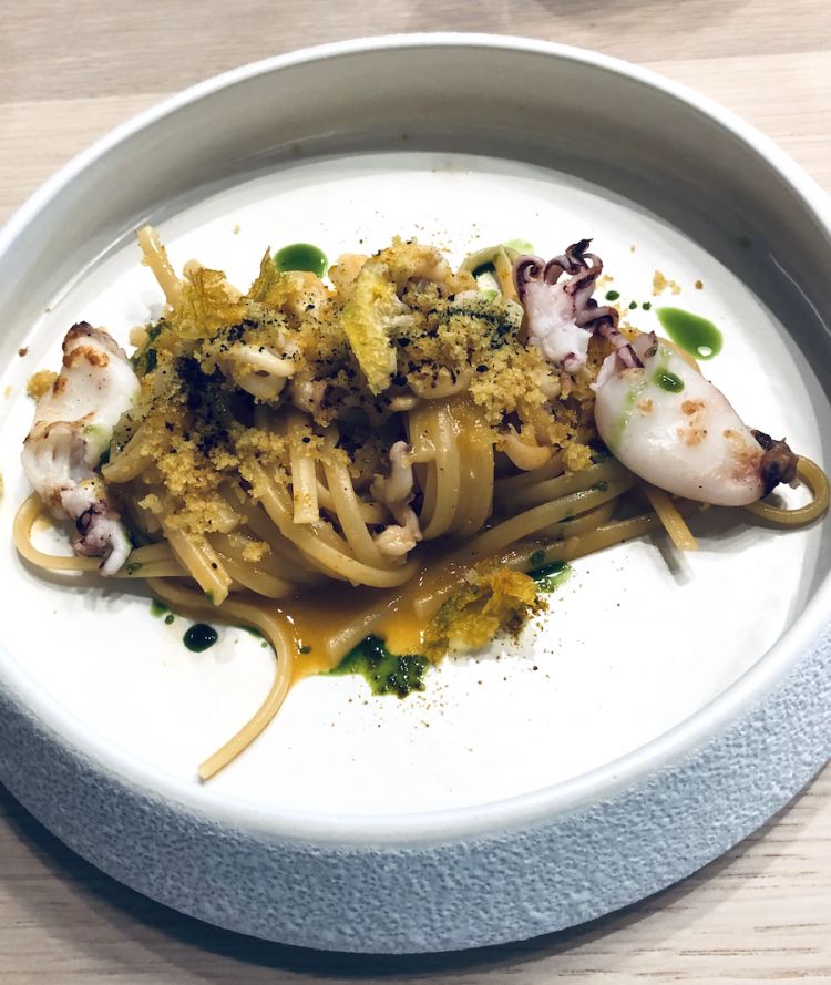 Luca Landi: Linguina in estratto di verdure estive, calamaro, fiori di zucca e briciole di pane
