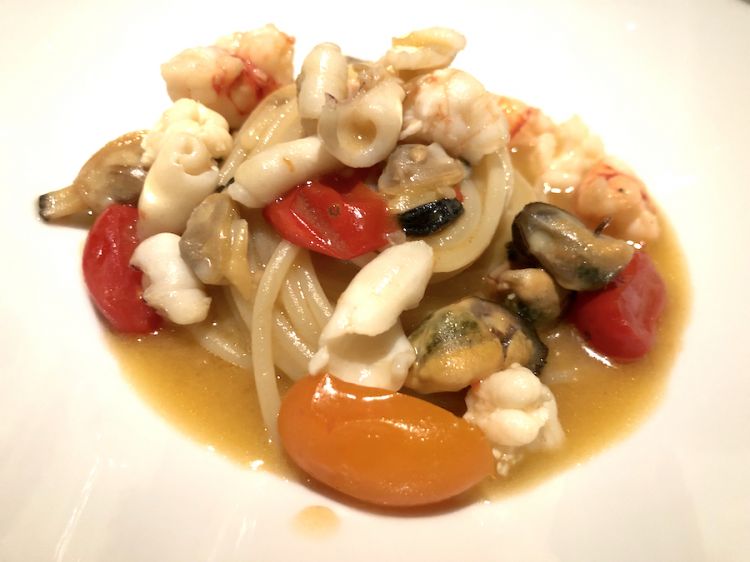 Spaghetti affumicati con vongole veraci, cozze, calamaretti spillo e bottarga di tonno rosso
