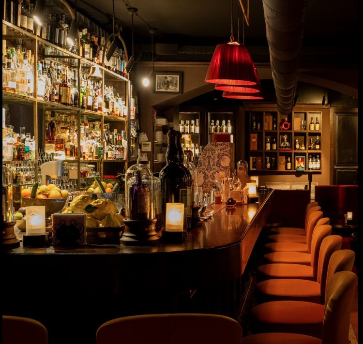 Il bancone de&nbsp;L'Antiquario &egrave; a tutti gli effetti un palcoscenico suggestivo
