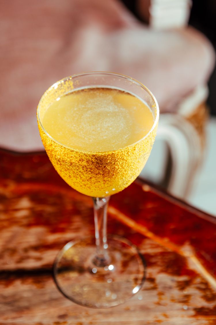 Lanza Lemondrop è un twist sul Lemondrop a base di Vodka Stolichnaya Gold, Amaro Lumia, succo di lime