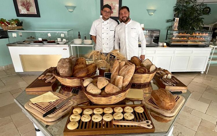 Gianluca Colucci, a destra, con il suo aiutante Alex Macor, davanti al grande tavolo dei panificati