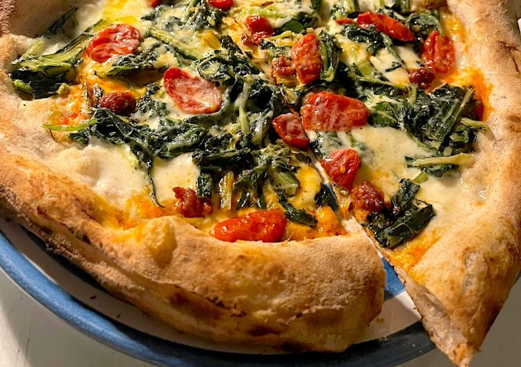 Gran finale con Fuoco di vulcano, pizza tonda con cicoria saltata, fiordilatte, nduja di spilinga, datterino semi dry, parmigiano reggiano