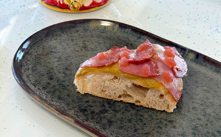Pizza al padellino di farina multicereale con crema di porro, salame dei Nebrodi piccante, gel di aceto