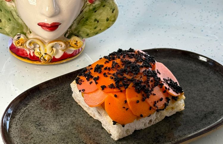 Pizza alla pala con crema di zenzero, carote e curcuma, bufala, sesamo in salsa di soia e carote fermentate