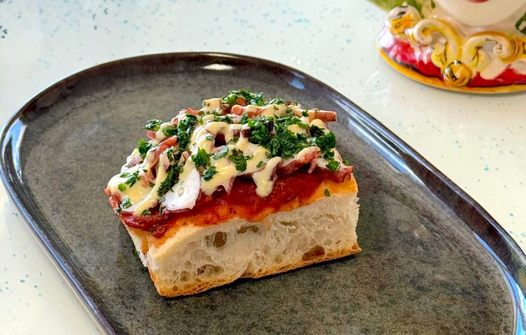 Pizza alla pala con ragù di polpo, polpo arrosto, maionese di capperi e olive