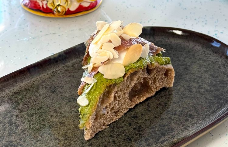 Scirocco, con burrata, pesto di basilico, alici marinate e mandorle tostate