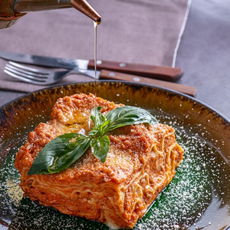 In carta ci sono anche le Lasagne alla bolognese, preparate artigianalmente con il rag&ugrave; di carne e la salsa al pomodoro
