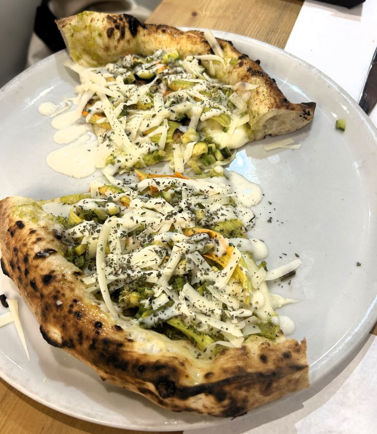 Stile napoletano con cornicione poco pronunciato per la Lasagna di zucchine, una delle proposte stagionali di Luca Mastracci
