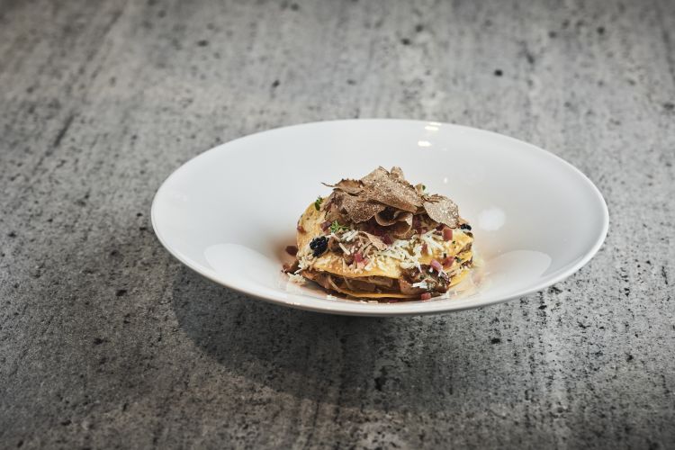 Lasagnetta sfoglia di pasta fresca con funghi porcini, speck e scaglie di tartufo nero