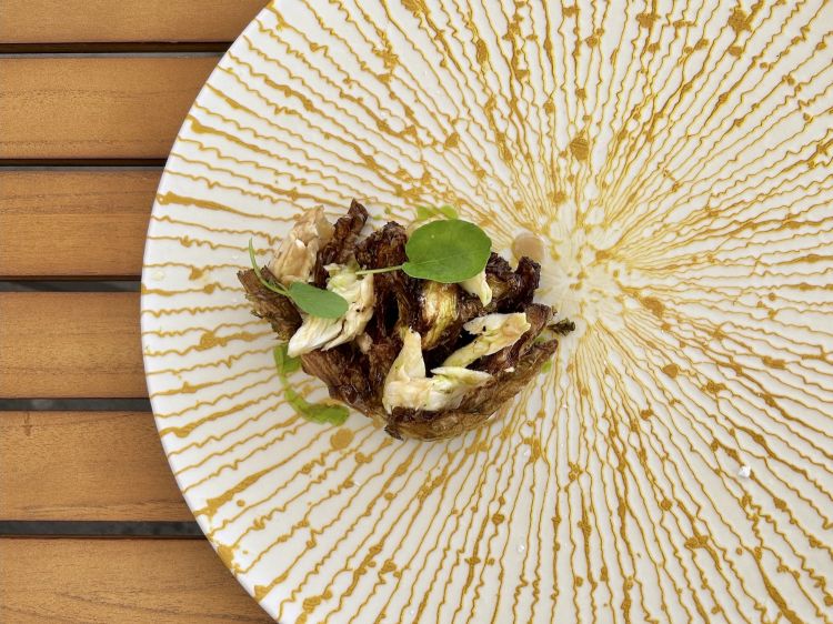 Lattuga alla giudia: torsolo di lattuga fritto a 140°, asciugato, poi di nuovo fritto a 180°. È condito con sfilaccio di testa di ricciola, olio di scarti di sedano e vinaigrette