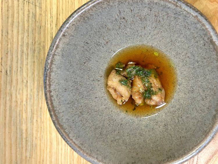 Lattume fritto nella semola, bagnetto verde leggero, scorza di limone, salsa di aceto di mele e zucchero muscovado. Il bagnetto è in questo caso una salsa di erbe spontanee battute al coltello (drangoncello, melissa, prezzemolo, maggiorana). «Nel piatto riprendo una tradizione palermitana, quella dell’agrodolce, ma gioco con le consistenze, in un misto tra Piemonte e Sicilia»