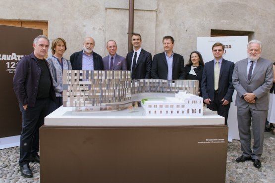 i Vicepresidenti Giuseppe e Marco Lavazza con i partner presenti alla conferenza del 19 giugno 2015 alla Cascina Cuccagna a Milano. Davanti a loro il plastico della nuova sede Lavazza progettata da Cino Zucchi. Da sinistra: Ferran Adrià, Maurizia Iachino (Presidente Oxfam Italia), Carlo Petrini (Fondatore di Slow Food), Giuseppe Lavazza (Vicepresidente Lavazza), Marco Lavazza (Vicepresidente Lavazza), l'architetto Cino Zucchi, Catia Bastioli (Amministratore Delegato Novamont), l'espero di CSR Wayne Visser, l'architetto Ralph Appelbaum