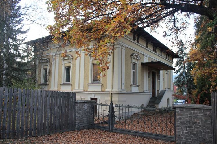 La villa prima dei restauri. In fondo, sulla destra, ora sorge l'edificio satellite, con le cucine a vista