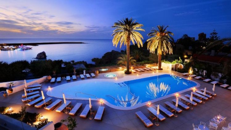 Le prime luci della sera a Le Calette, resort ci
