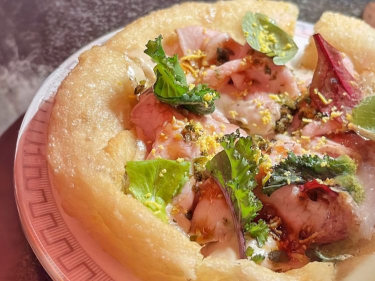 Sacro e profano di Le Due Matote: pizza fritta con topping di vitello tonnato