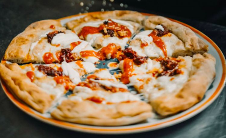 Mariuzzo, con fiordilatte di Agerola, provola affumicata, crema di peperoni, ‘nduja calabrese, miele piccante e tarallo napoletano