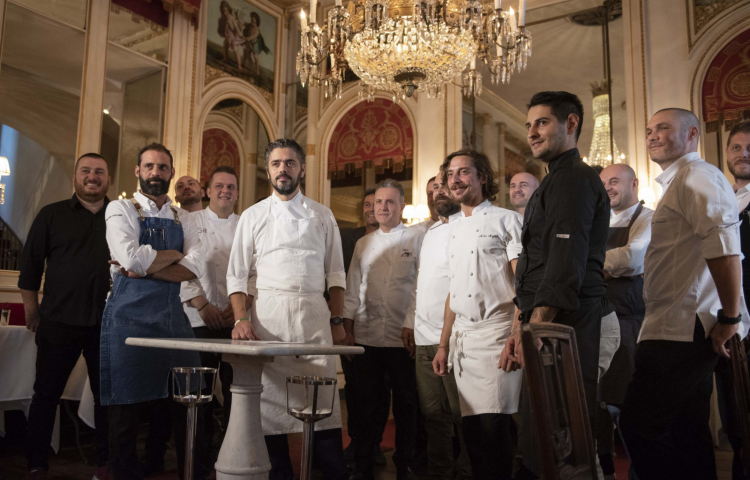 I cuochi protagonisti della serata al momento del saluto collettivo