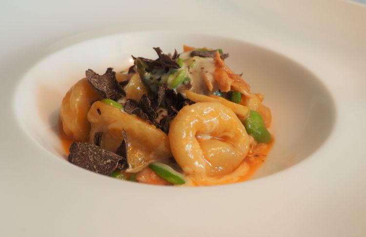 Le Orecchiette di Maria Cicorella, qui nella versione con caciocavallo, tartufo e favette fresche, signature del primo corso del Pashà
