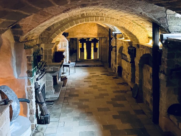 Il frantoio secolare, ora adibito a museo, negli spazi inferiori della masseria Le Stanzie. Il lavoro era talmente massacrante che veniva chiamato l'inferno